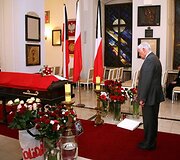 Prezidentas V.Adamkus pagerbė L.Kaczynskį