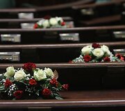 Gėlės ir vainikai žuvusių deputatų vietose