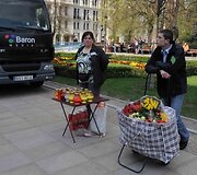 Gatvėje prekiaujama gėlėmis ir žvakėmis