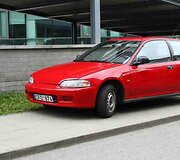 Fotopolicija. Automobiliai ant &scaron;aligatvio