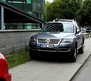 Fotopolicija. Automobiliai ant &scaron;aligatvio