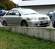 Fotopolicija. Automobiliai ant &scaron;aligatvio