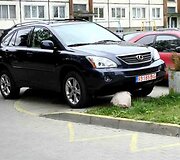 Fotopolicija. Automobiliai ant &scaron;aligatvio