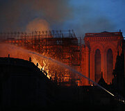 Deganti Paryžiaus Dievo Motinos katedra