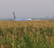 Rusijos oro bendrovės &bdquo;Uralskie avialinii&ldquo; laineris &bdquo;Airbus А-321&ldquo; be važiuoklės sėkmingai nusileido kukurūzų lauke.