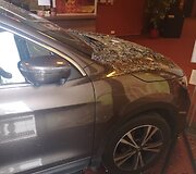 Vilniuje automobilis įvažiavo į prekybos centro pastatą.