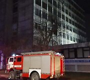 Ugniagesiai Demokratų g. &scaron;alia pastato, kuriame buvo kilęs gaisras