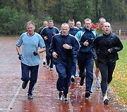 Kariuomenės vadas Arvydas Pocius i&scaron;laikė fizinio parengtumo testą.