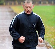 Kariuomenės vadas Arvydas Pocius i&scaron;laikė fizinio parengtumo testą.