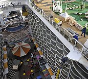 &bdquo;Oasis of the Seas&ldquo; turi &scaron;e&scaron;iolika denių.