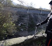 Italijos karabinierius demonstruoja atsarginį i&scaron;ėjimą i&scaron; Pasquale Russo bunkerio.