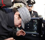 Carmine Russo sodinamas į automobilį.