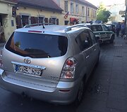 Automobilis i&scaron;daužtu stiklu Totorių gatvėje, Vilniuje