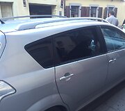 Automobilis i&scaron;daužtu stiklu Totorių gatvėje, Vilniuje