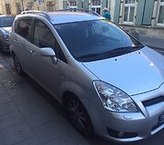 Automobilis i&scaron;daužtu stiklu Totorių gatvėje, Vilniuje