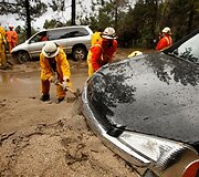 Žemės nuo&scaron;liaužos ir vanduo suniokojo La Kanada Flintridžo gyventojų turtą.
