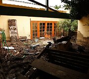 Žemės nuo&scaron;liaužos ir vanduo suniokojo La Kanada Flintridžo gyventojų turtą.