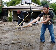 Žemės nuo&scaron;liaužos ir vanduo suniokojo La Kanada Flintridžo gyventojų turtą.