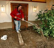 Žemės nuo&scaron;liaužos ir vanduo suniokojo La Kanada Flintridžo gyventojų turtą.