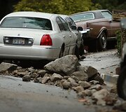 Žemės nuo&scaron;liaužos ir vanduo suniokojo La Kanada Flintridžo gyventojų turtą.