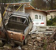 Žemės nuo&scaron;liaužos ir vanduo suniokojo La Kanada Flintridžo gyventojų turtą.