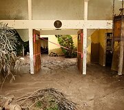 Žemės nuo&scaron;liaužos ir vanduo suniokojo La Kanada Flintridžo gyventojų turtą.