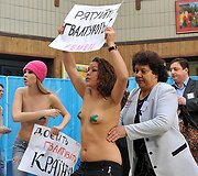 &bdquo;Femen&ldquo; aktyvistės reikalavo &bdquo;baigti prievartauti Ukrainą&ldquo;.
