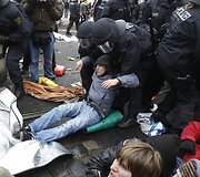Vokietijos riau&scaron;ių policininkai sulaikė kai kuriuos kairiųjų pažiūrų protestuotojus.