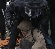 Vokietijos riau&scaron;ių policininkai sulaikė kai kuriuos kairiųjų pažiūrų protestuotojus.