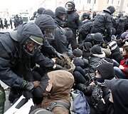 Vokietijos riau&scaron;ių policininkai sulaikė kai kuriuos kairiųjų pažiūrų protestuotojus.