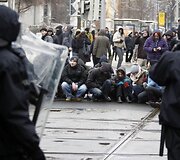 Vokietijos riau&scaron;ių policininkai sulaikė kai kuriuos kairiųjų pažiūrų protestuotojus.