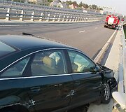 &Scaron;e&scaron;tadienio vakarą Klaipėdos Jakų žiede avariją patyrė i&scaron; Palangos Vilniaus kryptimi važiavęs automobilis &bdquo;Audi A6&ldquo;.
