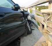 &Scaron;e&scaron;tadienio vakarą Klaipėdos Jakų žiede avariją patyrė i&scaron; Palangos Vilniaus kryptimi važiavęs automobilis &bdquo;Audi A6&ldquo;.