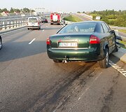 &Scaron;e&scaron;tadienio vakarą Klaipėdos Jakų žiede avariją patyrė i&scaron; Palangos Vilniaus kryptimi važiavęs automobilis &bdquo;Audi A6&ldquo;.