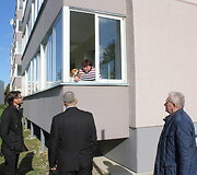 Svečiai pakviesti apžiūrėti atnaujinto Panerių gatvės kvartalo Jonavoje.