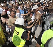 Policija mėgina sutramdyti protestuotojus.