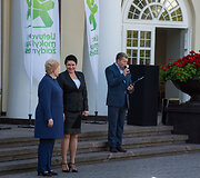 Dalia Grybauskaitė apdovanojo praėjusių mokslo metų Lietuvos mokyklų žaidynių nugalėtojus.