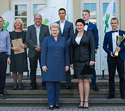 Dalia Grybauskaitė apdovanojo praėjusių mokslo metų Lietuvos mokyklų žaidynių nugalėtojus.