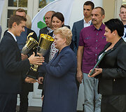 Dalia Grybauskaitė apdovanojo praėjusių mokslo metų Lietuvos mokyklų žaidynių nugalėtojus.
