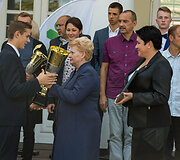 Dalia Grybauskaitė apdovanojo praėjusių mokslo metų Lietuvos mokyklų žaidynių nugalėtojus.