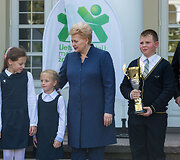 Dalia Grybauskaitė apdovanojo praėjusių mokslo metų Lietuvos mokyklų žaidynių nugalėtojus.