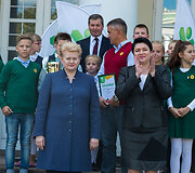 Dalia Grybauskaitė apdovanojo praėjusių mokslo metų Lietuvos mokyklų žaidynių nugalėtojus.