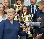 Dalia Grybauskaitė apdovanojo praėjusių mokslo metų Lietuvos mokyklų žaidynių nugalėtojus.