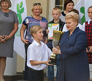 Dalia Grybauskaitė apdovanojo praėjusių mokslo metų Lietuvos mokyklų žaidynių nugalėtojus.