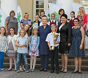 Dalia Grybauskaitė apdovanojo praėjusių mokslo metų Lietuvos mokyklų žaidynių nugalėtojus.