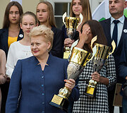 Dalia Grybauskaitė apdovanojo praėjusių mokslo metų Lietuvos mokyklų žaidynių nugalėtojus.