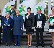Dalia Grybauskaitė apdovanojo praėjusių mokslo metų Lietuvos mokyklų žaidynių nugalėtojus.