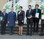 Dalia Grybauskaitė apdovanojo praėjusių mokslo metų Lietuvos mokyklų žaidynių nugalėtojus.