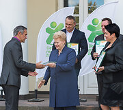 Dalia Grybauskaitė apdovanojo praėjusių mokslo metų Lietuvos mokyklų žaidynių nugalėtojus.