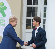 Dalia Grybauskaitė apdovanojo praėjusių mokslo metų Lietuvos mokyklų žaidynių nugalėtojus.
